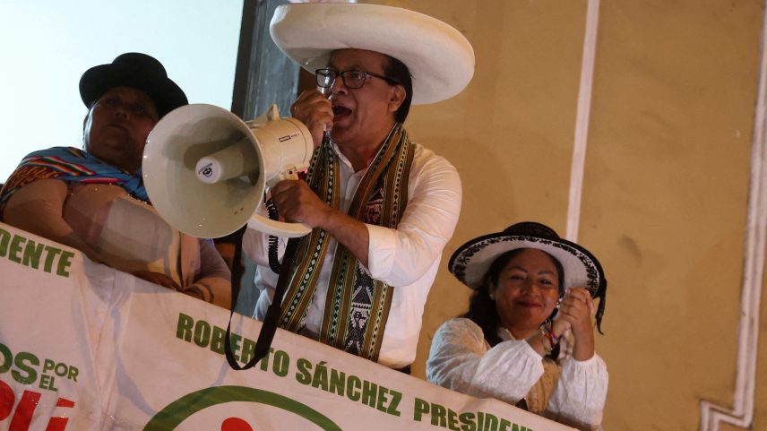 O candidato presidencial de esquerda do Peru, Roberto Sánchez, usa um megafone para discursar para seus apoiadores durante um protesto — Foto: REUTERS/Alessandro Cinque