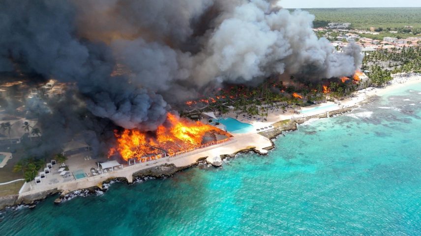 Imagens mostram incêndio destruindo resort à beira-mar na República Dominicana