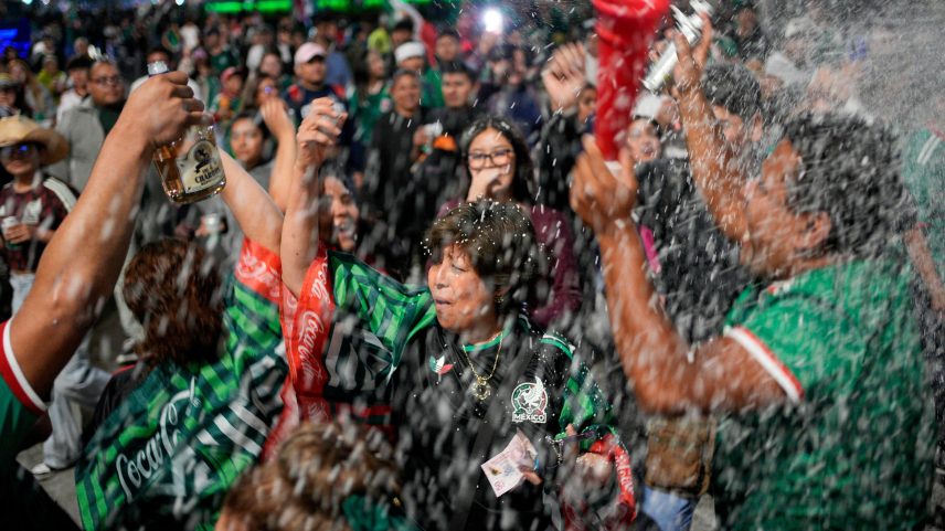 Festa da classificação mexicana reúne mais de 700 mil pessoas na Cidade do México — Foto: REUTERS/Armando Vega