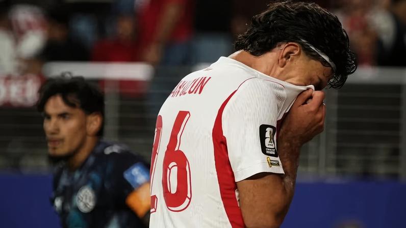 Choro de Uzun, da Turquia, após derrota na Copa para o Paraguai — Foto: Reuters/David Gonzales