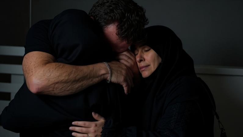 Familiares das vítimas de um ataque israelense em Barish reagem em frente ao Hospital Jabal Amel em Tiro, Líbano , em 20 de junho de 2026