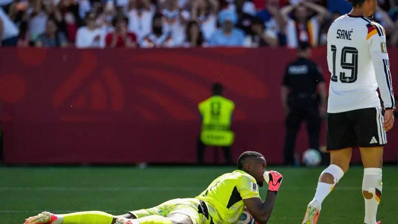 O atacante da Alemanha, Leroy Sané, aparece com meia rasgada em partida contra Costa do Marfim