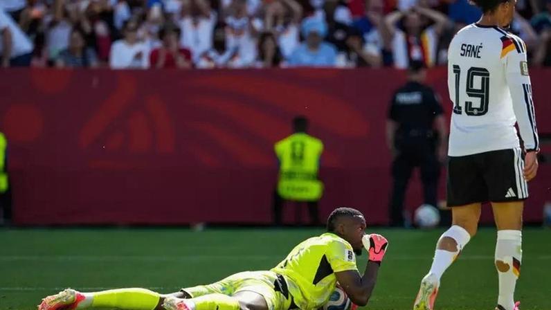 O atacante da Alemanha, Leroy Sané, aparece com meia rasgada em partida contra Costa do Marfim