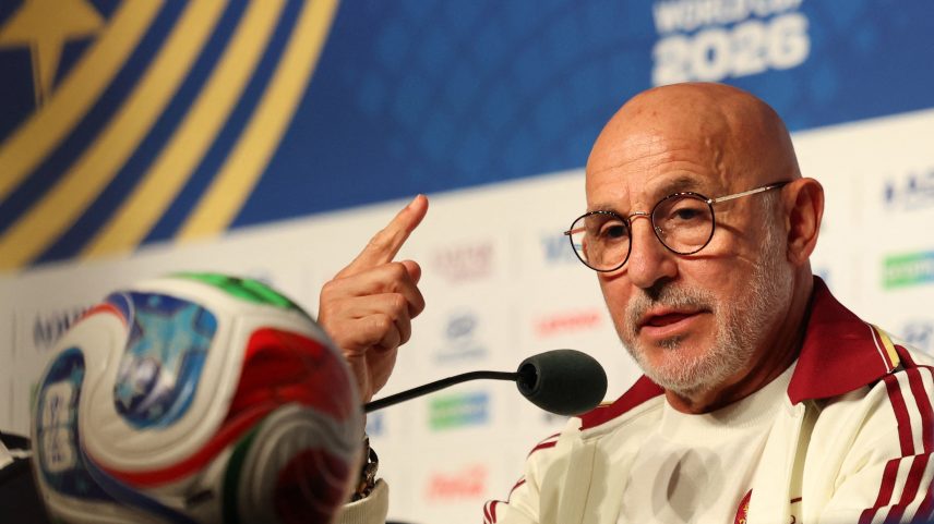 Técnico da Espanha, Luis de la Fuente, antes de jogo contra a Arábia Saudita — Foto: REUTERS/Siphiwe Sibeko