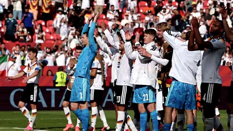 Jogadores da Alemanha comemoram classificação na Copa do Mundo — Foto: REUTERS/Thomas Mukoya