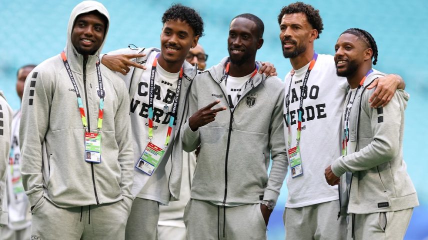 Goleiro Vozinha e outros atletas de Cabo Verde no estádio de Miami, às vésperas de enfrentar o Uruguai — Foto: REUTERS/Paul Childs