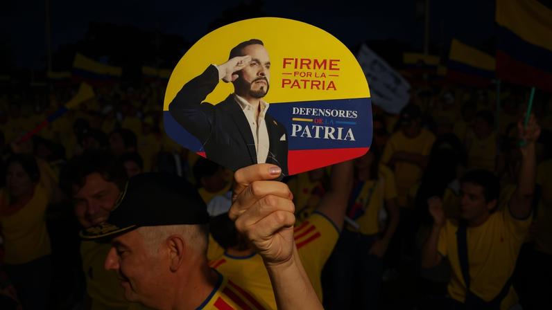 Um apoiador do candidato presidencial de direita Abelardo De La Espriella segura uma placa no dia do segundo turno entre De La Espriella e o candidato de esquerda Ivan Cepeda em Barranquilla, Colômbia, 21 de junho de 2026. REUTERS/Jair Coll
