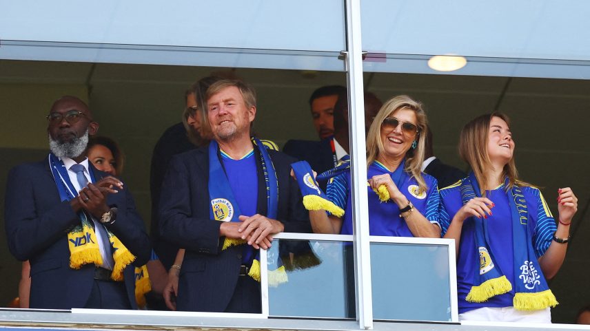 Rainha assiste a jogos de Holanda e Curaçao no mesmo dia e mostra festa nos vestiários