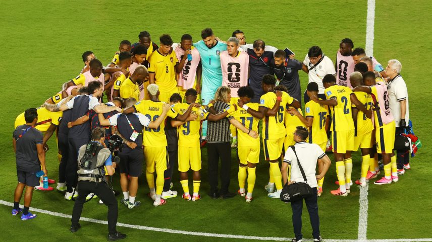 Jogadores do Equador se reúnem no gramado após empate com Curaçao — Foto: Kai Pfaffenbach / Reuters