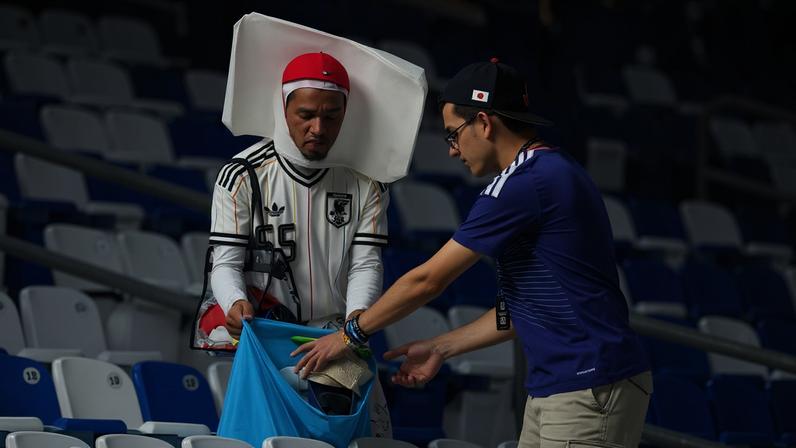 Torcedores do Japão recolhem lixo após partida contra a Tunísia, em Monterrey, no México, em 20 de junho de 2026. — Foto: Eloisa Sanchéz/ Reuters