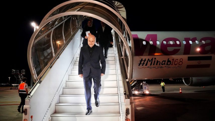 O presidente do Parlamento iraniano e chefe das negociações com os EUA, Mohammed Ghalibaf, chega a Zurique, na Suíça, para negociações com os EUA, em 21 de junho de 2026. — Foto: Hamed Malekpour/ Escritório da presidência do Parlamento iraniano/WANA via Reuters