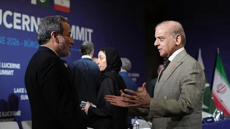 Abbas Araqchi (à esq.), chanceler do Irã, cumprimenta Shehbaz Sharif, premiê do Paquistão, em rodada de negociação na Suíça