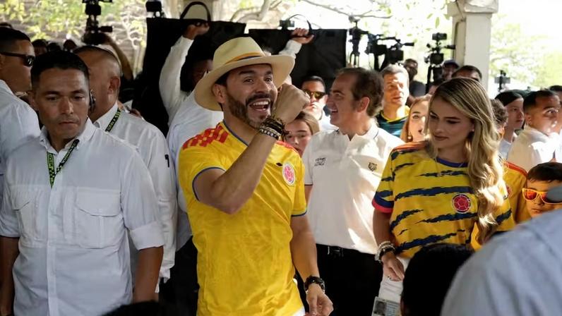 Abelardo De La Espriella usa camisa da Colômbia durante votação do segundo turno das eleições presidenciais