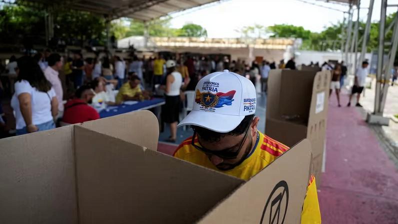 Apoiador de Aberlardo de la Espriella vota durante 2º turno das eleições presidenciais, em Barranquilla, na Colômbia, em 21 de junho de 2026. — Foto: Jair Coll/ Reuters