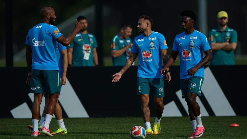Neymar participa de treino completo com a Seleção — Foto: Reuters/Caean Couto