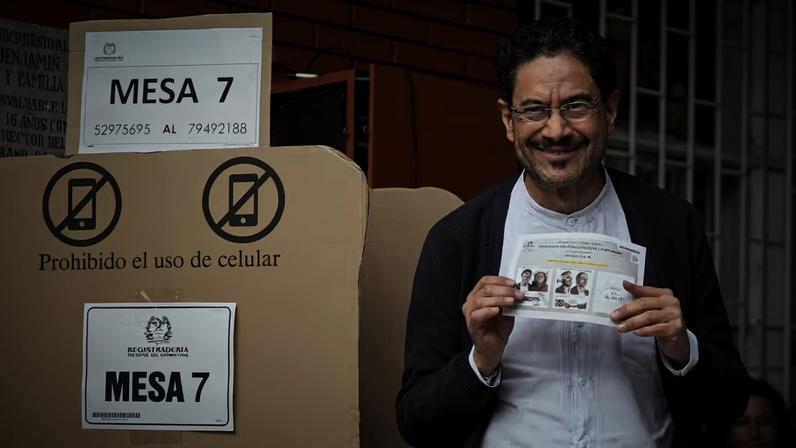 O esquerdista Iván Cepeda, candidato à presidência da Colômbia, vota no 2º turno das eleições presidenciais, em Bogotá, na Colômbia, em 21 de junho de 2026. — Foto: Sergio Acero/ Reuters