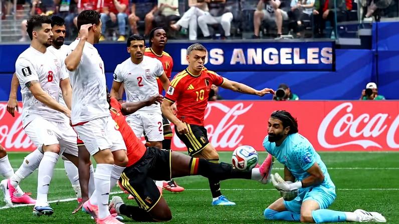 Lukaku, da Bélgica, acertou o goleiro do Irã, Beiranvand — Foto: Reuters