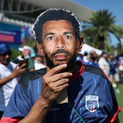 Celebridade na Copa do Mundo, Vozinha recebe máscara nos EUA