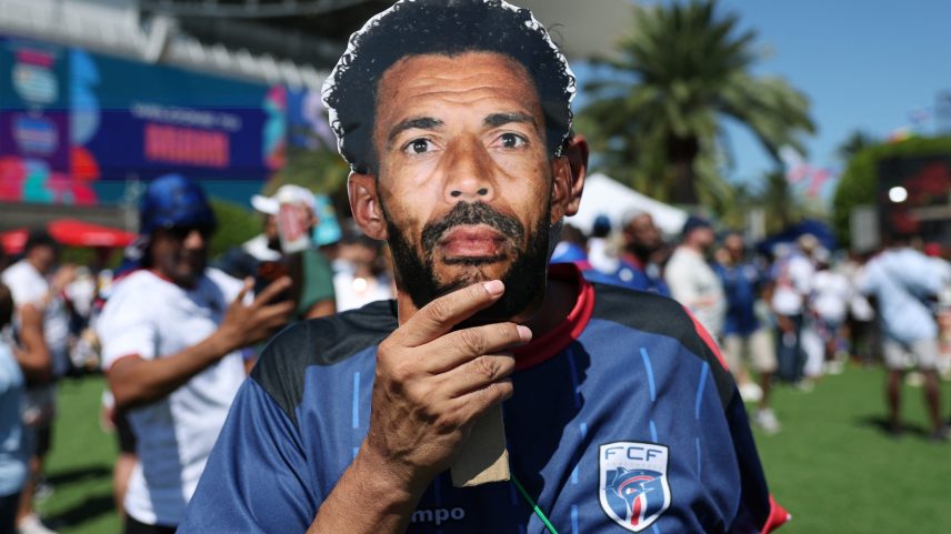 Máscara Vozinha na Copa do Mundo — Foto: REUTERS/Paul Childs