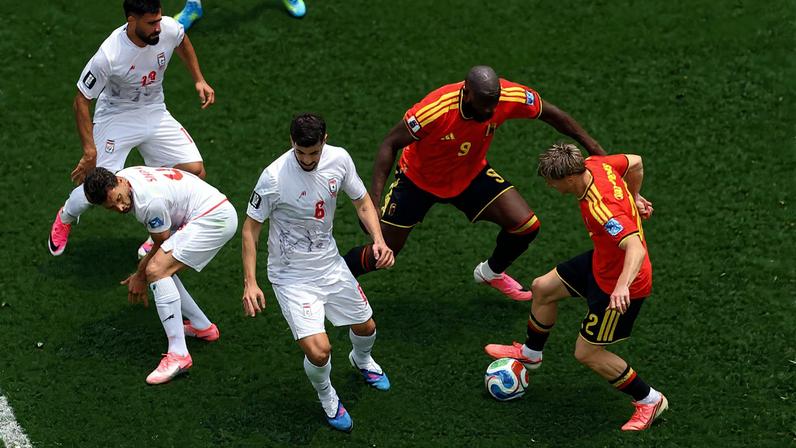 Lukaku e Saelemaekers no meio dos zagueiros do Irã — Foto: REUTERS/Lisi Niesner