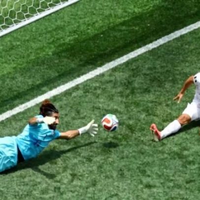 Goleiro celebra troféu de melhor do jogo e cita circunstâncias difíceis no Irã