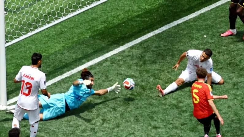 Grande defesa de Beiranvand, em Irã x Bélgica, na Copa do Mundo — Foto: Lise Niesner/Reuters