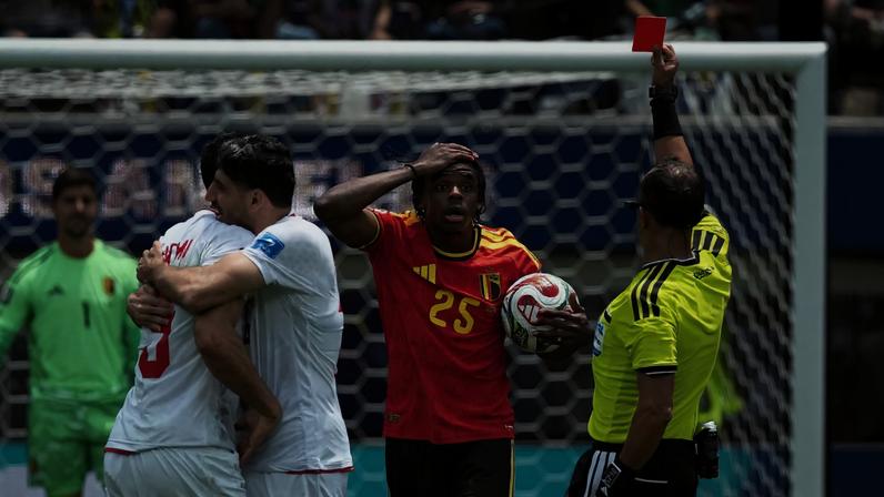 Nathan Ngoy, da Bélgica, é expulso contra o Irã — Foto: Reuters