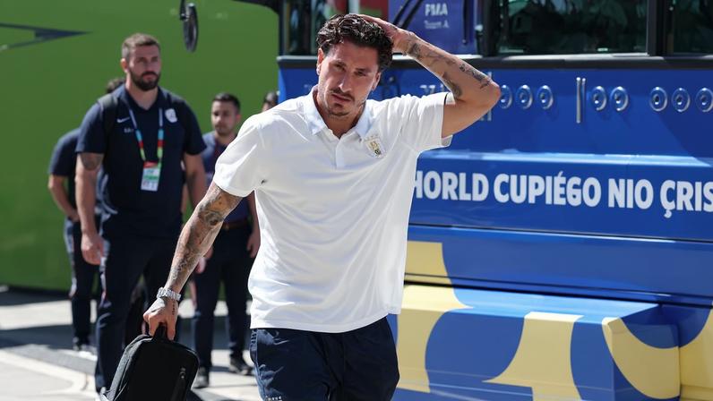 Giménez foi banco do Uruguai na Copa por conta de lesão — Foto: REUTERS/Paul Childs
