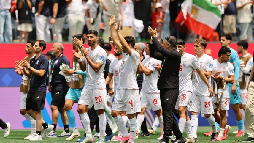 Shahriyar Moghanlou, Shoja Khalilzadeh e seus companheiros de equipe, do Irã, aplaudem a torcida após a partida