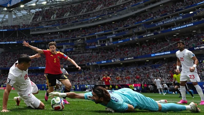 Alireza Beiravand, goleiro da seleção do Irã, faz defesa durante partida contra a Bélgica na Copa do Mundo de futebol em 21 de junho de 2026. — Foto: IMAGN IMAGES via Reuters/Kirby Lee