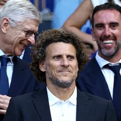 Uruguai estuda novo técnico após vexame na Copa; Forlán se coloca à disposição