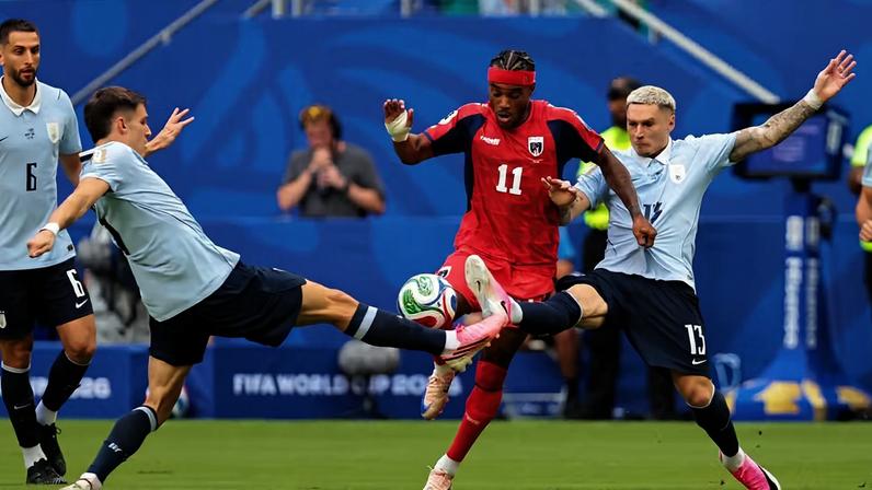 Varela na marcação em jogo contra Cabo Verde — Foto: Reuters/Sam Navarro