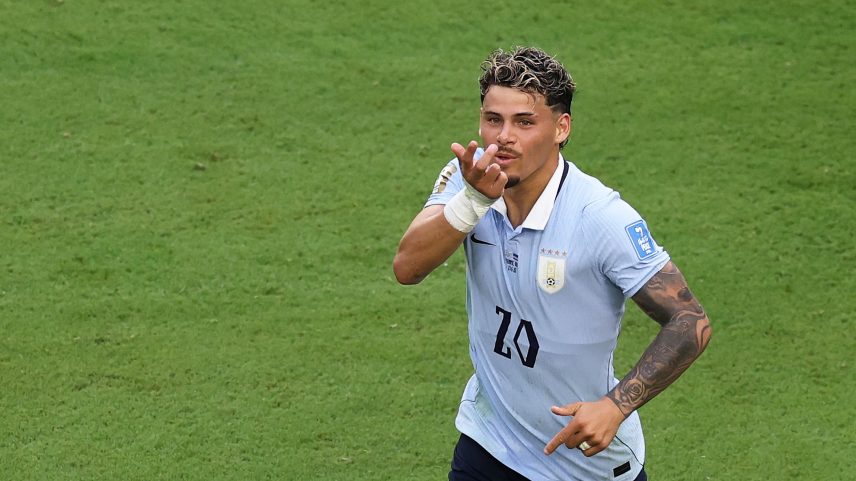 Maxi Araújo beixa os dedos e homenageia Suárez após o gol — Foto: REUTERS/Paul Childs