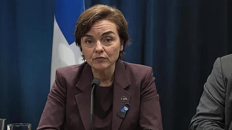 A primeira-ministra do Quebec, Christine Fréchette, durante coletiva de imprensa