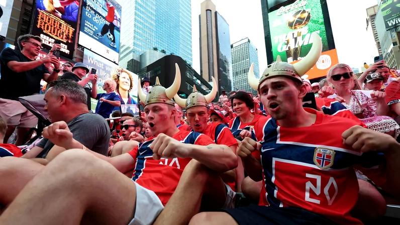 Torcedores noruegueses fazem 'remada viking' na Times Square, em Nova York — Foto: John Sibley/Reuters