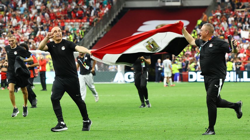 Técnico Hossam Hassan dá volta olímpica com bandeira do Egito após primeira vitória do país em Copas do Mundo — Foto: REUTERS/Agustin Marcarian