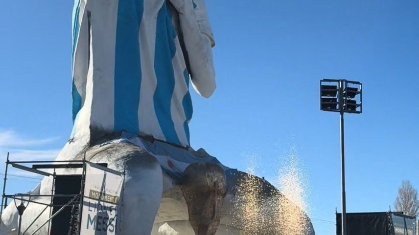 Cidade na Argentina inaugura estátua de Lionel Messi — Foto: Carlos Martinez/via Reuters