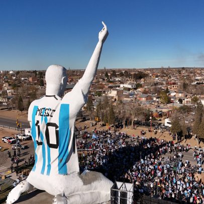Estátua dedicada a Messi vira meme na Argentina