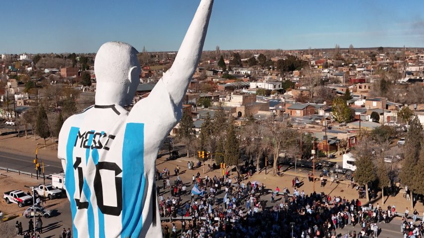 Cidade no interior da Argentina inaugura estátua mais alto de Messi no mundo
