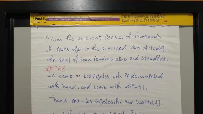 Uma mensagem manuscrita deixada pela seleção iraniana de futebol no vestiário do SoFi Stadium, no domingo, agradecendo a Los Angeles pela hospitalidade durante a Copa do Mundo da FIFA de 2026, em um local identificado como Inglewood, Califórnia, EUA, nesta imagem divulgada em 21 de junho de 2026