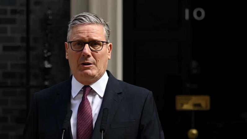 22 de junho de 2026: O primeiro-ministro britânico, Keir Starmer, fala em frente ao número 10 da Downing Street após a vitória decisiva de Andy Burnham na eleição suplementar de Makerfield na semana passada. — Foto: REUTERS/Jaimi Joy