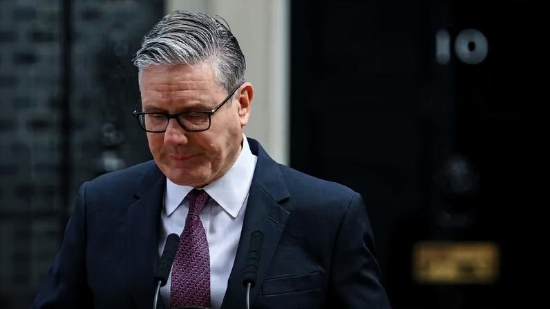 O primeiro-ministro britânico, Keir Starmer, reage ao anunciar o cronograma de sua renúncia, em frente ao número 10 da Downing Street, em Londres — Foto: REUTERS/Jaimi Joy