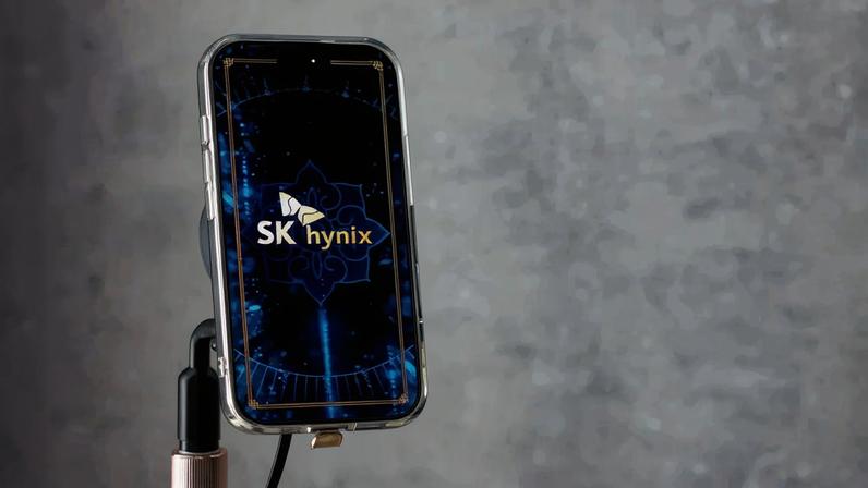 Logotipo da SK Hynix é exibido em celular na feira anual Computex, em Taipé, Taiwan, em 2 de junho de 2026 REUTERS/Ann Wang