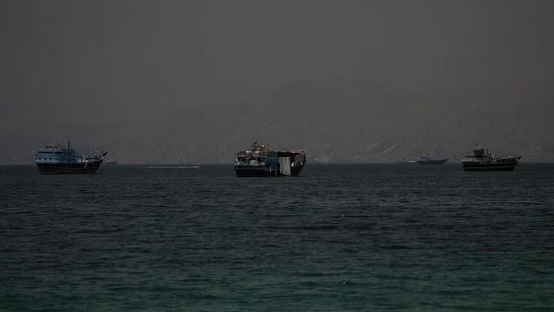 Embarcações no Estreito de Ormuz , vistas de Musandam, Omã, 22 de junho de 2026