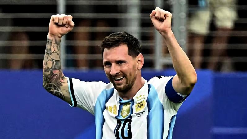 Lionel Messi, da Argentina , comemora o segundo gol da equipe — Foto: Reuters/Maria Lysaker