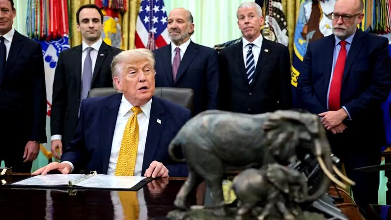 Presidente dos EUA, Donald Trump, assina ordens executivas no Salão Oval, na Casa Branca, em Washington D.C., em 22 de junho de 2026. — Foto: REUTERS/Jonathan Ernst