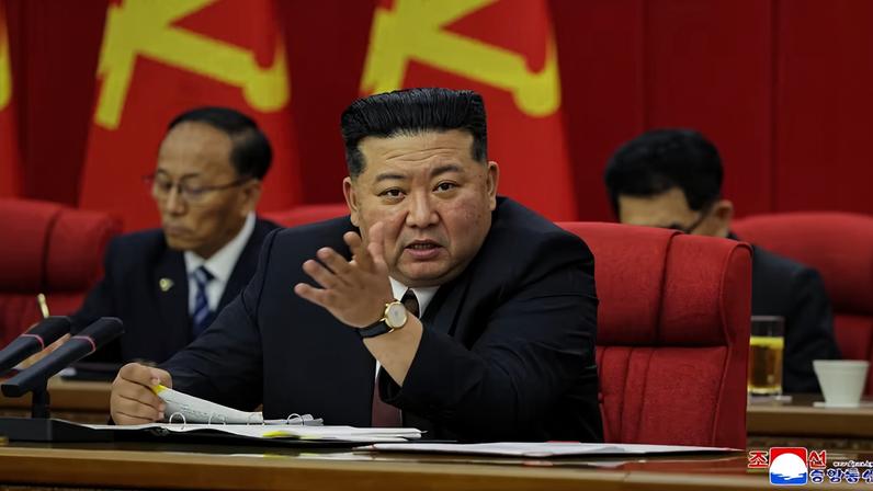 O líder norte-coreano Kim Jong Un discursa durante a segunda reunião plenária do Nono Comitê Central do Partido dos Trabalhadores da Coreia (PTC), em Pyongyang, Coreia do Norte, nesta foto divulgada em 23 de junho de 2026 pela Agência Central de Notícias da Coreia (KCNA). — Foto: KCNA via Reuters