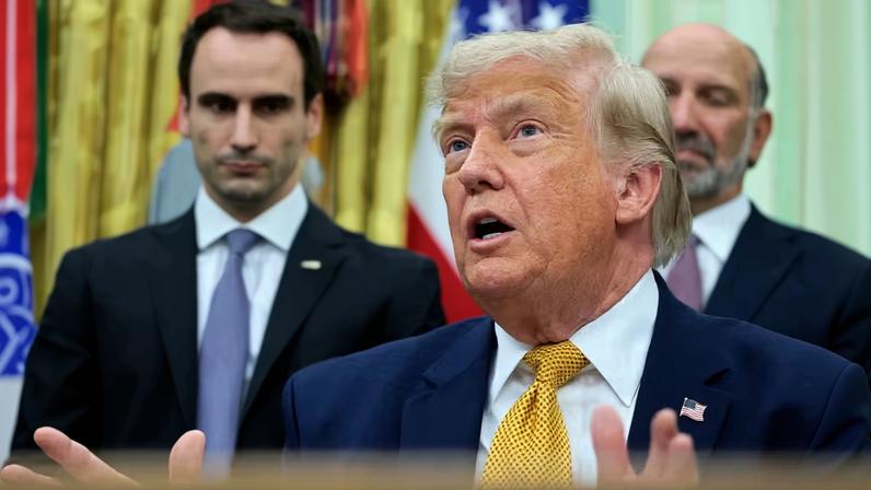 O presidente dos EUA, Donald Trump, fala com repórteres antes de assinar duas ordens executivas sobre computação quântica, no Salão Oval da Casa Branca, em Washington, DC, EUA, em 22 de junho de 2026