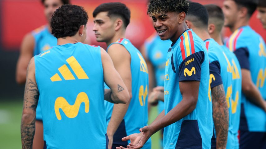 Laminel Yamal durante treino da Espanha interrompido por causa de chuva — Foto: Reuters/Brett Davis