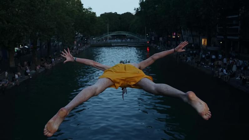 Um homem mergulha na água do Canal Saint-Martin enquanto as temperaturas sobem durante uma onda de calor que afeta grande parte do país, em Paris, França, 22 de junho de 2026 — Foto: REUTERS/Abdul Saboor